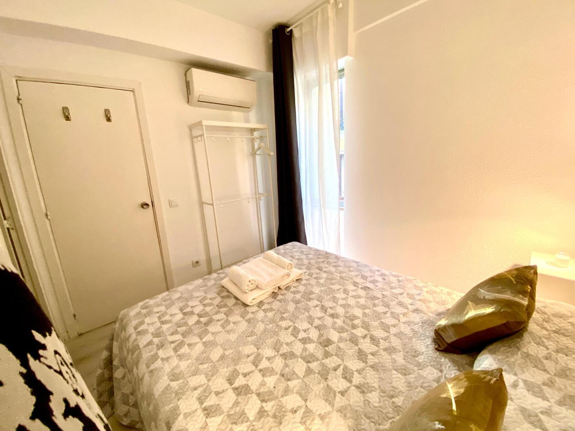 Far Home Gran Via Madrid Bagian luar foto