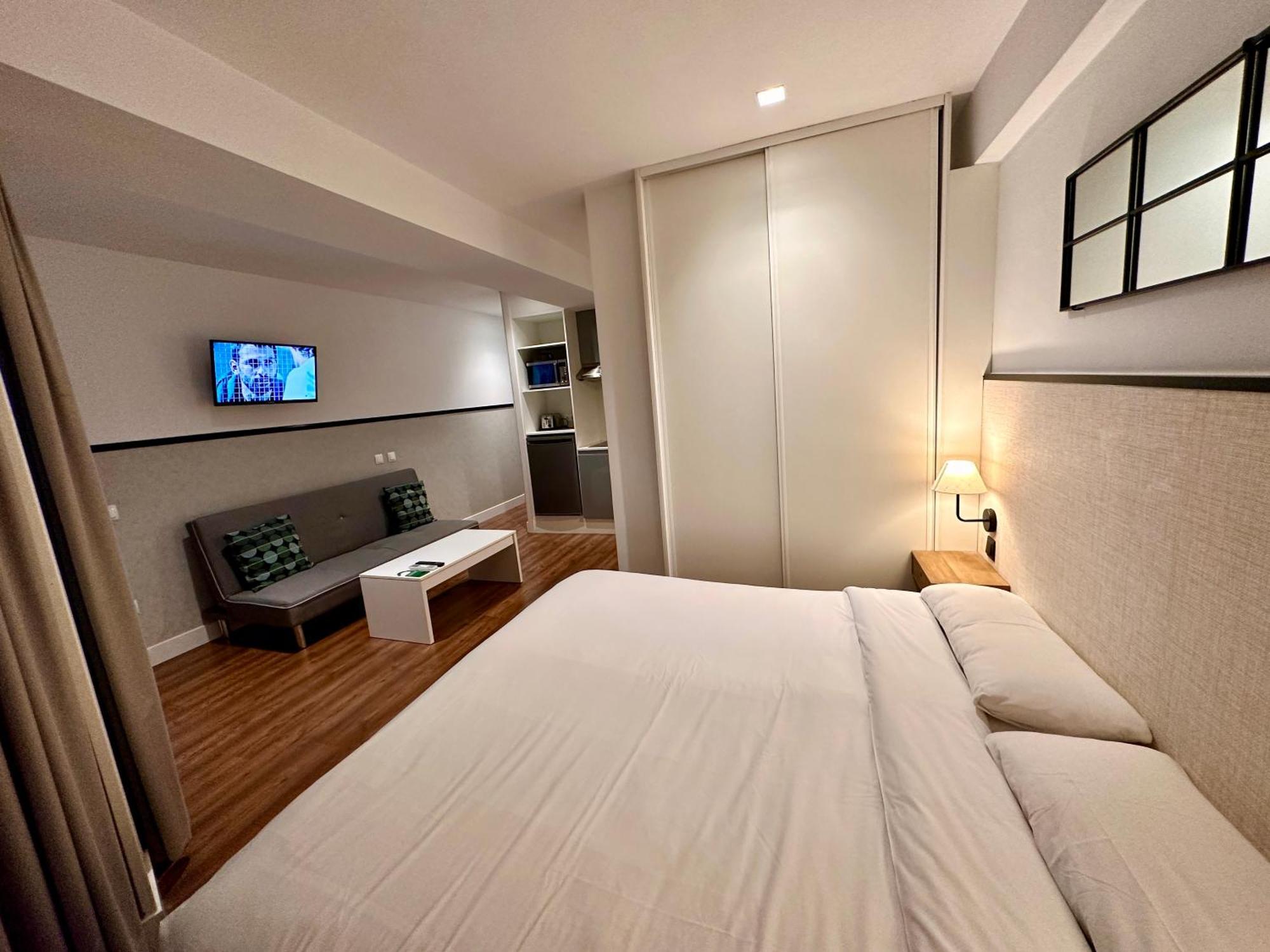 Far Home Gran Via Madrid Bagian luar foto