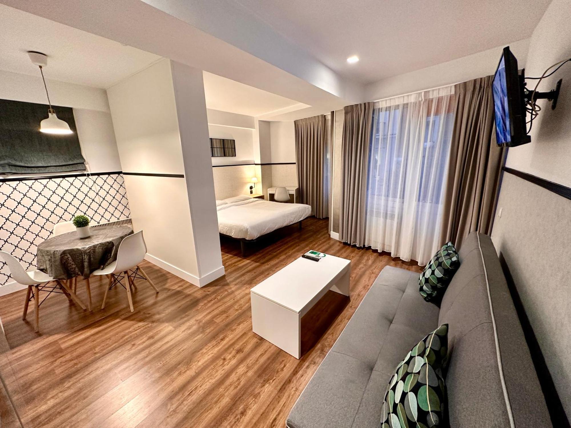 Far Home Gran Via Madrid Bagian luar foto